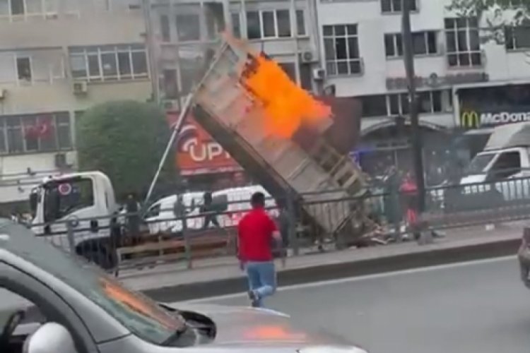 İstanbul'da kamyonda yangın &ccedil;ıkınca damperi kaldırarak &ccedil;&ouml;pleri d&ouml;kt&uuml;&nbsp;