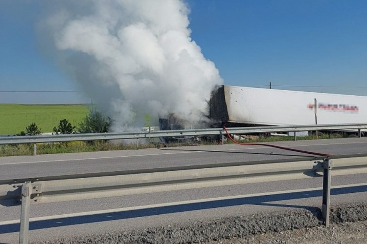 Afyonkarahisar'da bariyerleri aşıp alt ge&ccedil;ide d&uuml;şen TIR alev aldı