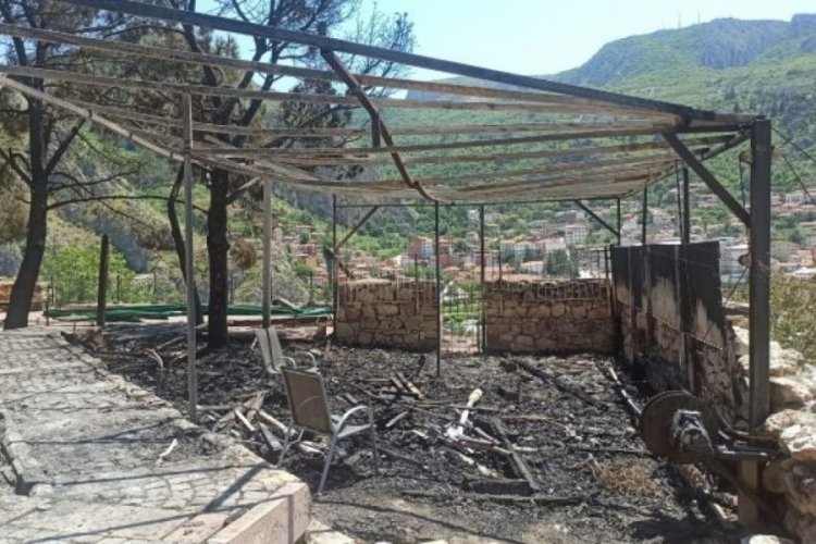 Tarihi Kızlar Sarayı'ndaki yangının nedeni araştırılıyor