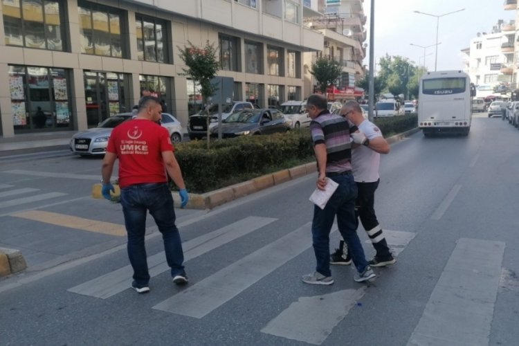 Antalya'da park ederken &ccedil;arptığı motosikletteki 2 kişi yaralandı