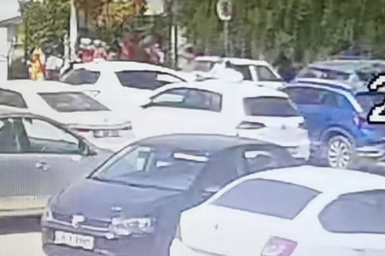 Bursa'da incir ağacı ara&ccedil;ların ve vatandaşların &uuml;zerine devrildi: 1 yaralı