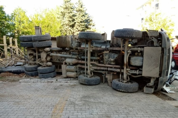 Toprak taşıyan kamyon yan yattı