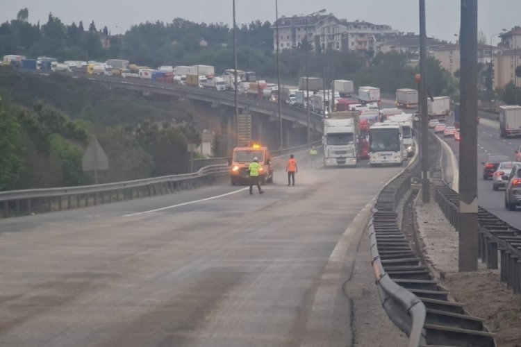 Yola d&ouml;k&uuml;len mazot trafiği fel&ccedil; etti