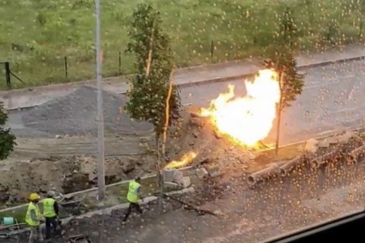 Doğalgaz borusu alev aldı, mahallede panik yaşandı