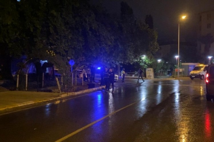 Ara&ccedil;lara &ccedil;arpan otomobil su kanalına u&ccedil;tu