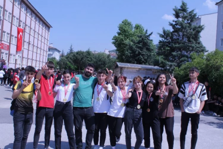 Bursa'da Yıldırımlı gen&ccedil;lerin 19 Mayıs sevinci