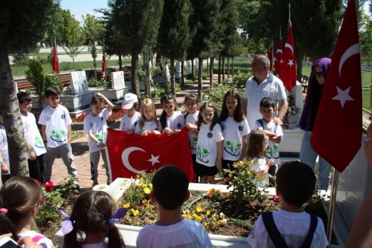 Bursa'da &ouml;ğrenciler şehitliği ziyaret etti