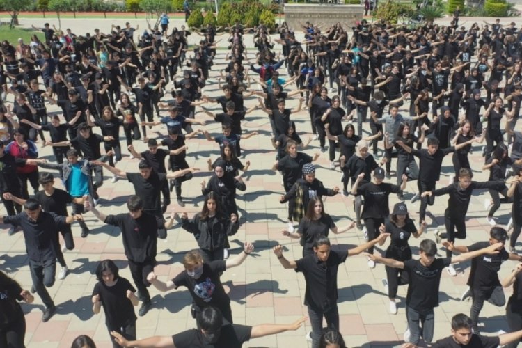 Mersin'de gen&ccedil;ler, Atat&uuml;rk'&uuml;n imzasıyla siluetini oluşturdu