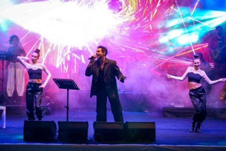 Cem Belevi, ayrıldığı İrem Derici'ye konserinde g&ouml;nderme yaptı
