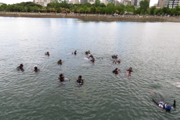 İstanbul'da denizde Atat&uuml;rk Portresiyle T&uuml;rk Bayrağı a&ccedil;tılar