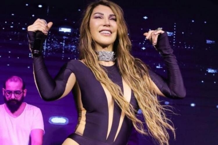 Hande Yener'den otel odasında bikinili paylaşım