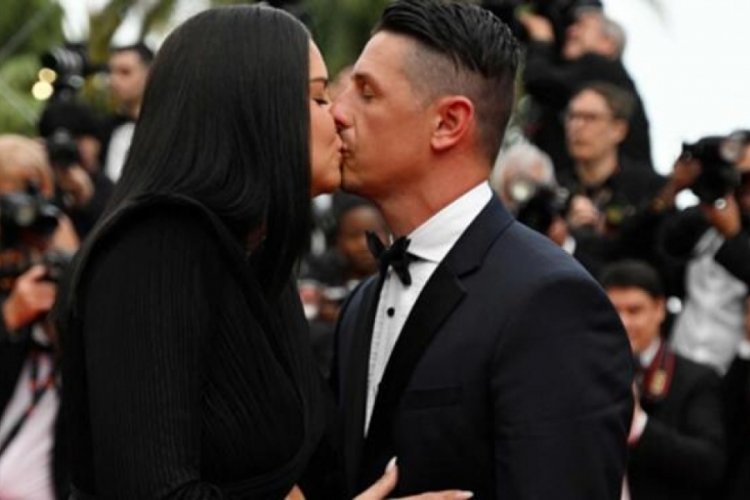 Adriana Lima'dan dudak dudağa poz