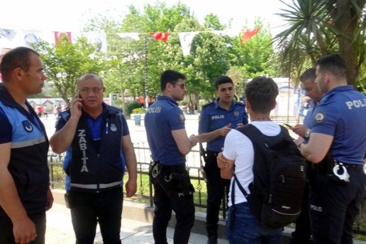 İstanbul'da Atat&uuml;rk posterlerini yırtanları 2 gen&ccedil; engelledi