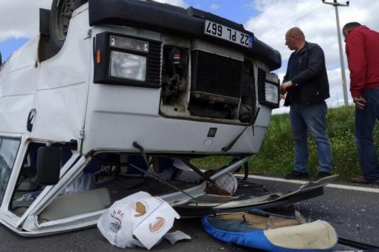Feci kaza: Minib&uuml;s i&ccedil;indeki yolcularla ters d&ouml;nd&uuml;