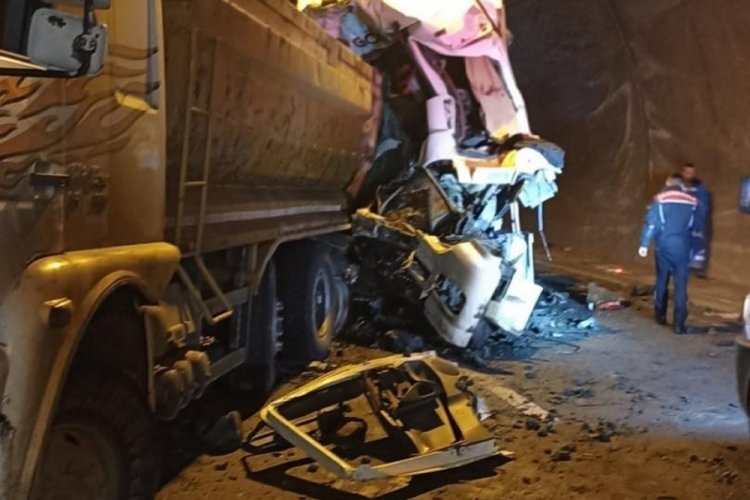 Rize'de t&uuml;nelde taş y&uuml;kl&uuml; kamyona &ccedil;arptı: 1 yaralı