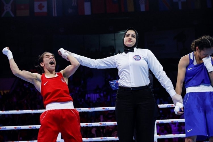 Ayşe &Ccedil;ağırır, 48 kiloda altın madalya kazandı