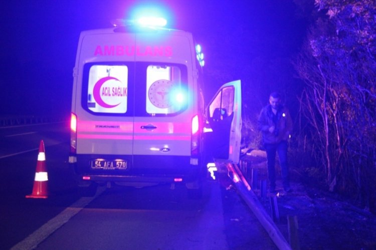 Kontrolden &ccedil;ıkan yumurta dolu kamyon devrildi