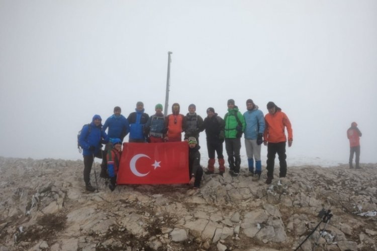 Bursalı dağcılardan Uludağ'a 19 Mayıs y&uuml;r&uuml;y&uuml;ş&uuml;