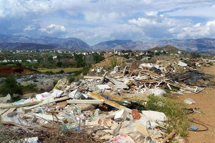 Yangında zarar g&ouml;ren evlerin hafriyatı ormana d&ouml;k&uuml;ld&uuml;