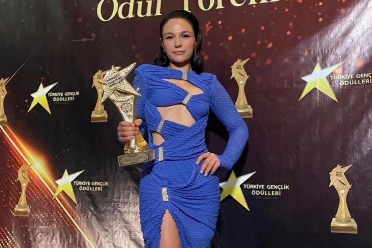 Selin Yeninci &ouml;d&uuml;l&uuml;n&uuml; aldı