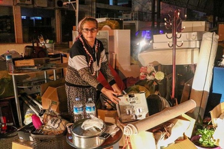 Antalya'da eşyalarıyla sokakta kaldı