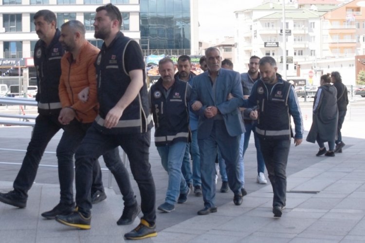 Kayseri'de otomobil alım satım dolandırıcılığından g&ouml;zaltına alınan şahıslar adliyede