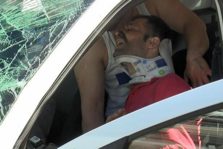 İstanbul'da ara&ccedil; bariyerlere &ccedil;arptı! S&uuml;r&uuml;c&uuml; ağır yaralandı