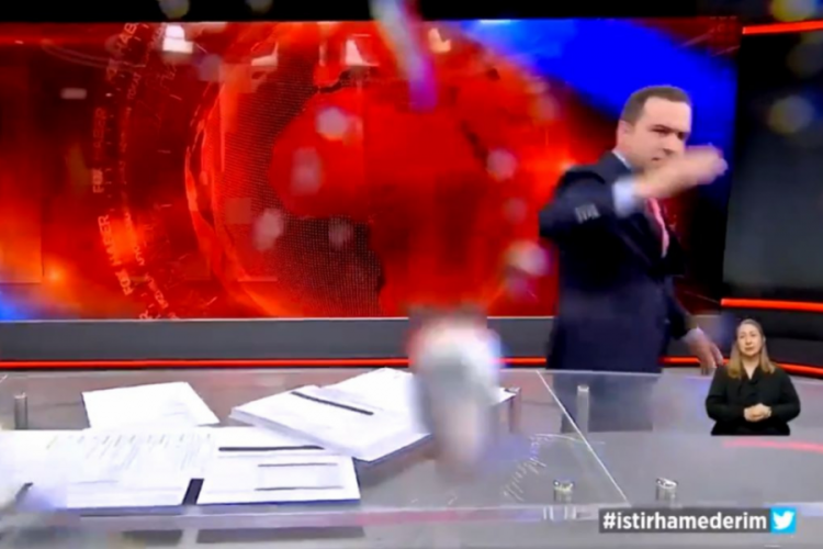 Sel&ccedil;uk Tepeli canlı yayında &ccedil;ileden &ccedil;ıktı