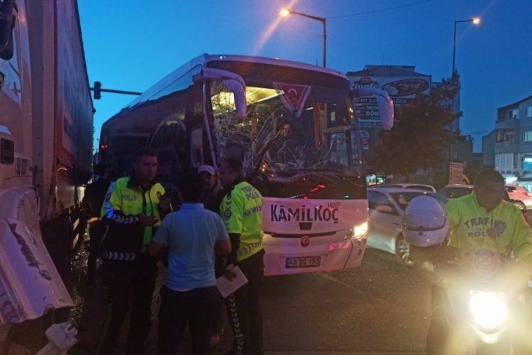 Bursa'da yolcu otob&uuml;s&uuml; ile TIR &ccedil;arpıştı: &Ccedil;ok sayıda yolcu &ouml;l&uuml;mden d&ouml;nd&uuml;!