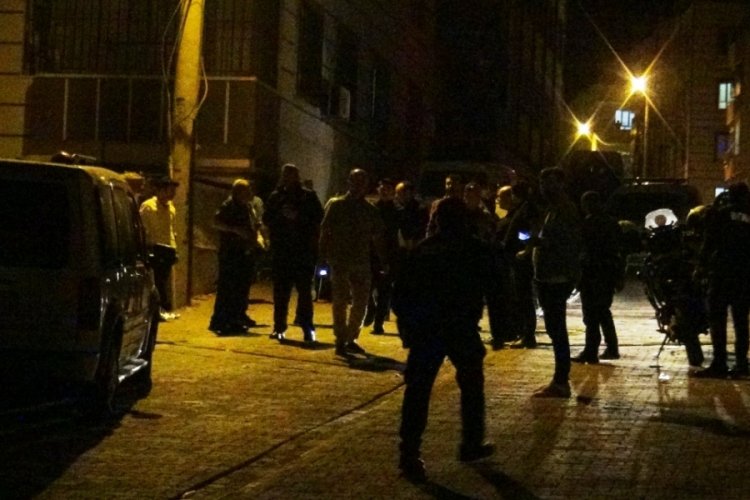 D&uuml;ğ&uuml;nde uyarı yapan polise taşlı, sopalı saldırı