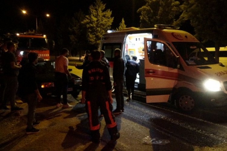 Kazada arkadaşı yaralanan s&uuml;r&uuml;c&uuml; ortalığı savaş alanına &ccedil;evirdi