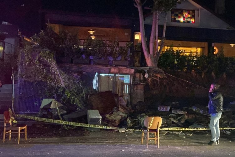 &Uuml;nl&uuml; restoranın istinat duvarı &ccedil;&ouml;kt&uuml;: 1 &ouml;l&uuml; 1 yaralı