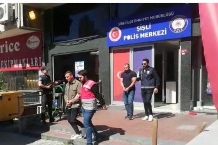 Turistlerin 3 bin dolarını 'tırnak&ccedil;ılık' y&ouml;ntemiyle &ccedil;alan taksiciler tutuklandı