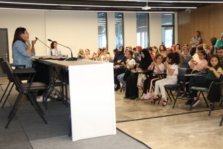 &Ccedil;ocuklar,  Ayşeg&uuml;l Dede ile eğlenceli vakit ge&ccedil;irdi