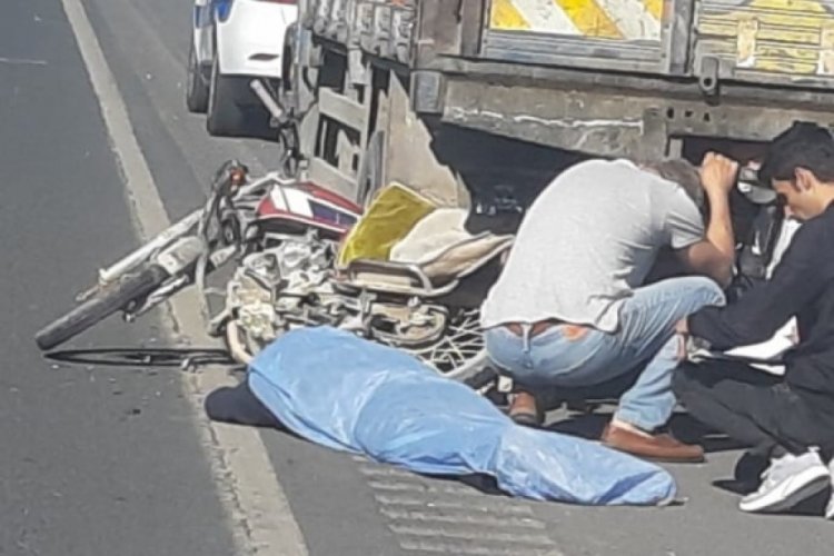 Motosiklet s&uuml;r&uuml;c&uuml;s&uuml; trafik kazasında hayatını kaybetti