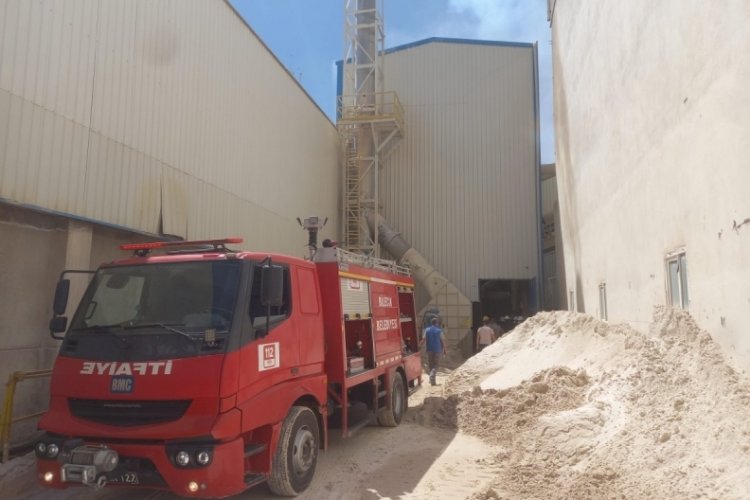 Fabrikada &ccedil;ıkan yangın kısa s&uuml;rede s&ouml;nd&uuml;r&uuml;ld&uuml;