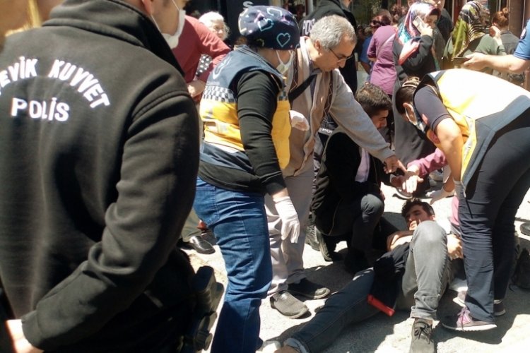 2 ton kuruyemiş y&uuml;kl&uuml; el forklifti iş&ccedil;inin &uuml;zerine devrildi