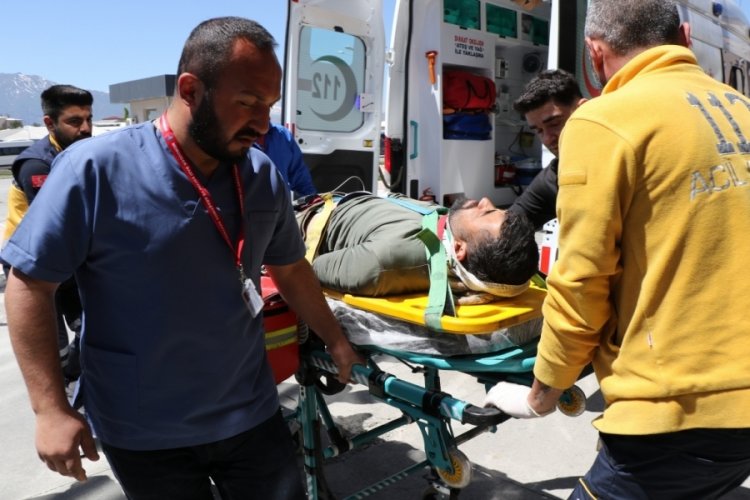 Helikopterin inişi sırasında d&uuml;şen g&uuml;venlik korucusu yaralandı