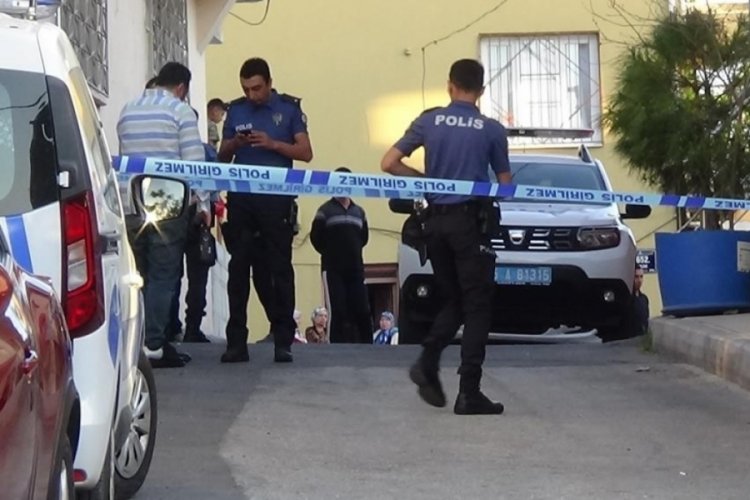 &Ccedil;ocuğunun yanında, karısını vahşice katletmiş