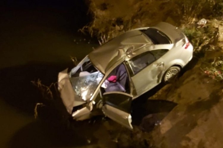 Kontrolden &ccedil;ıkan otomobil sulama kanalına d&uuml;şt&uuml;