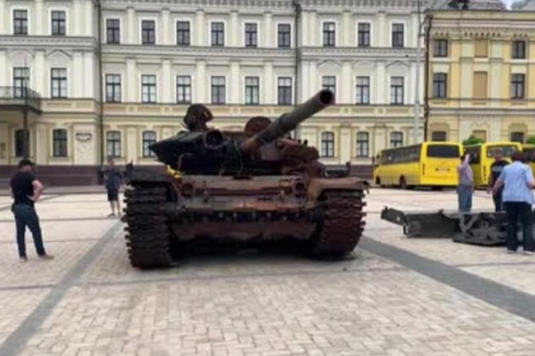 Kiev'de, imha edilen Rus tankları sergileniyor