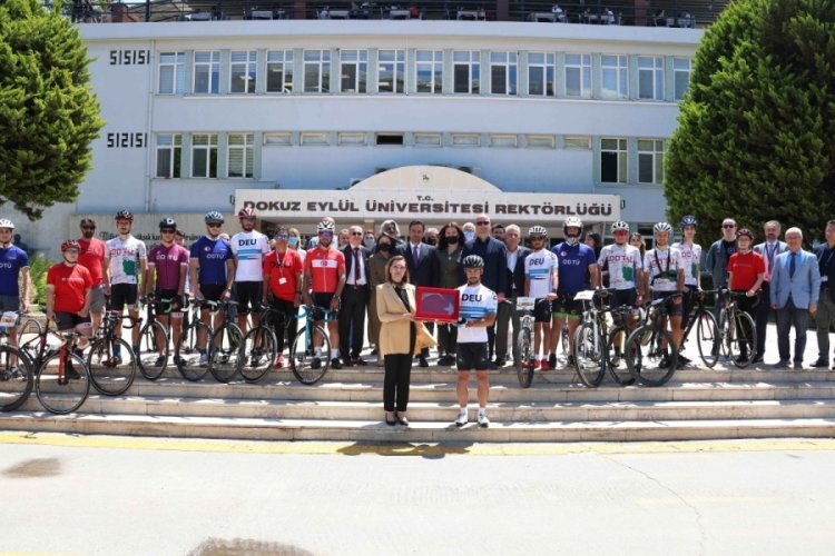 T&uuml;rk Bayrakları bisikletle DE&Uuml; Bayrakbilim M&uuml;zesi'ne ulaştı