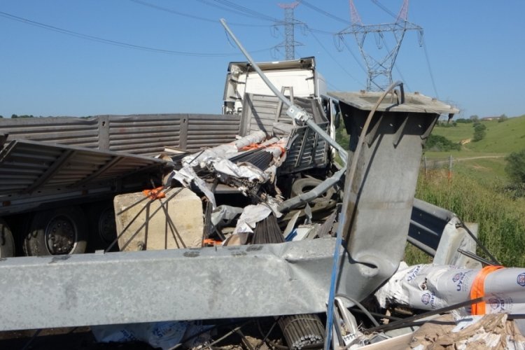 Tır dijital trafik levhasına &ccedil;arptı: 2 yaralı