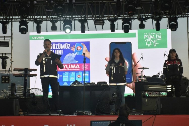 Bursa'da narkotik ekipler, konser alanındaki gen&ccedil;lere seslendi