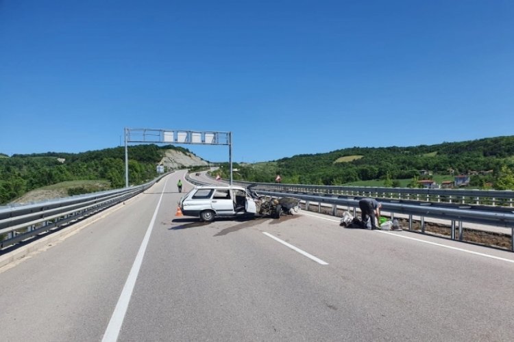 Otomobilin par&ccedil;alandığı kazada 2 kişi yaralandı