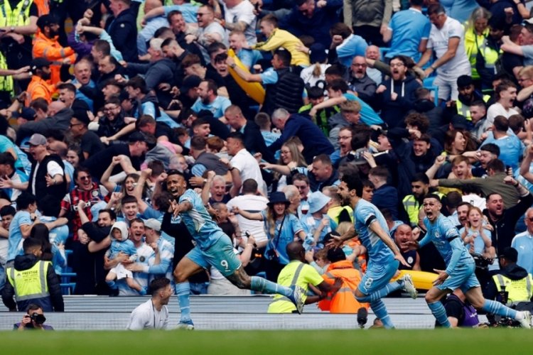 İngiltere'de Şampiyon Manchester City!