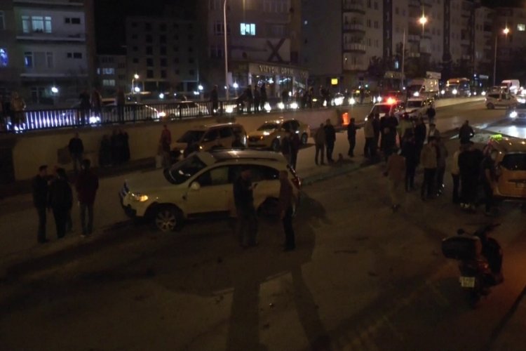 Zincirleme trafik kazasında 3 ara&ccedil; birbirine girdi
