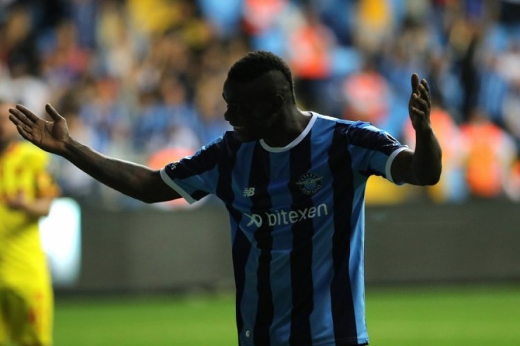 D&uuml;nya Balotelli'nin 5 gol&uuml;n&uuml; konuşuyor