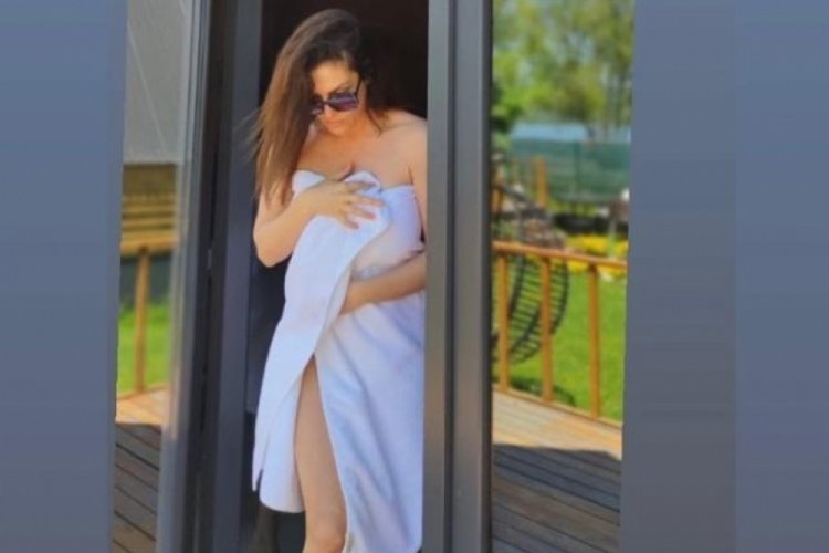Tuğba Ekinci sadece havluyla objektif karşısına ge&ccedil;ti