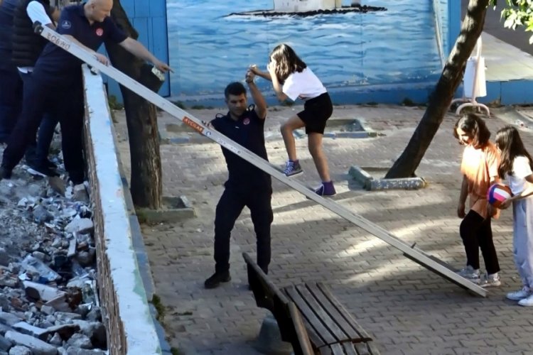 İstanbul'da okul bah&ccedil;esinde mahsur kalan &ouml;ğrenciler kurtarıldı